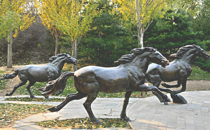 廣場(chǎng)銅馬雕塑——駿馬奔騰 ，鑄就永恒