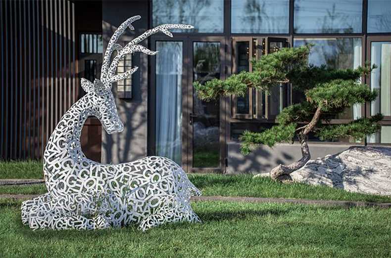 不銹鋼鹿，不銹鋼鏤空鹿，鏤空鹿景觀擺件，鏤空鹿雕塑，河北不銹鋼鹿廠家.jpg