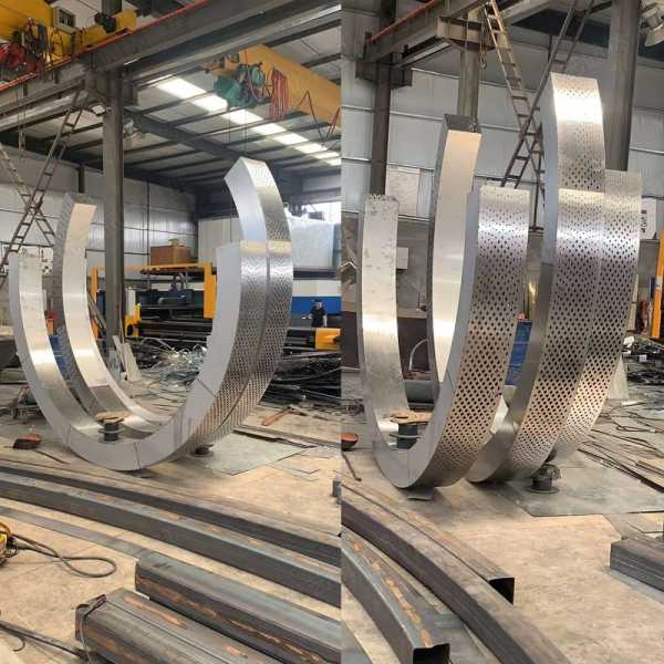 不銹鋼雕塑是因為哪些優(yōu)點(diǎn)被應(yīng)用的呢？