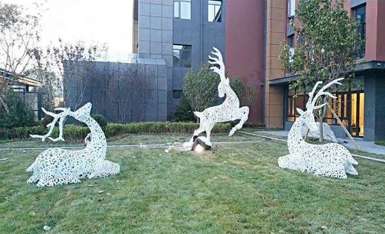 不銹鋼鹿，不銹鋼鏤空鹿，鏤空鹿景觀擺件，鏤空鹿雕塑，河北不銹鋼鹿廠家3.jpg